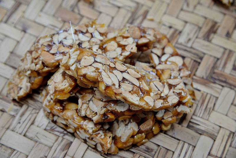 不少傳統零食的熱量都很高,其中花生糖100克甚至高達562大卡。(資料照)