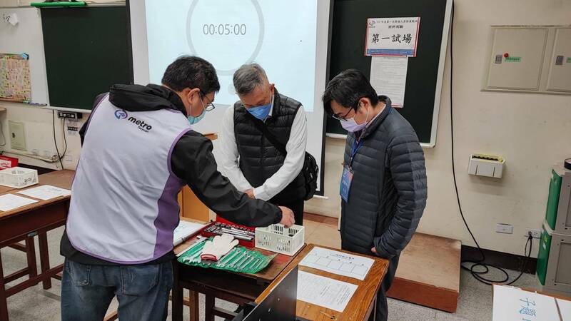 桃園大眾捷運公司今天舉行人才招募甄試,桃捷代理總經理陳定漢(中)前往試場了解考場防疫措施及考試情形,