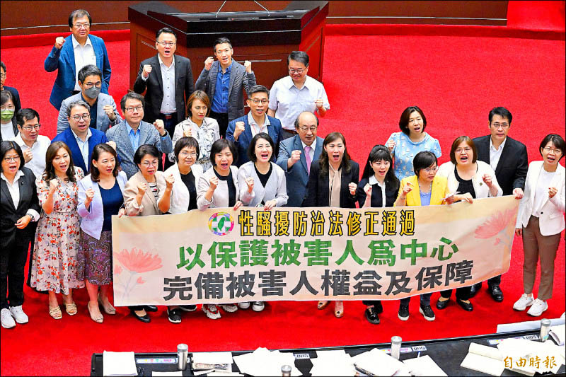 民進黨立法院黨團31日在議場合影,慶賀「性騷擾防治法修正案」三讀通過。(記者朱沛雄攝)