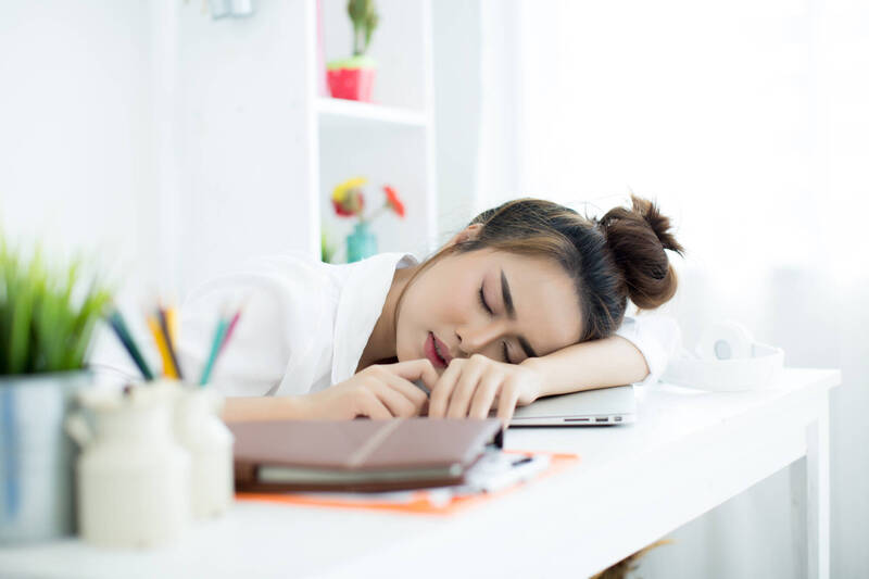 研究表示，習慣性午睡者，其腦容量較大，腦容量大是大腦健康的標誌，與退化疾病風險降低有關；圖為情境照。