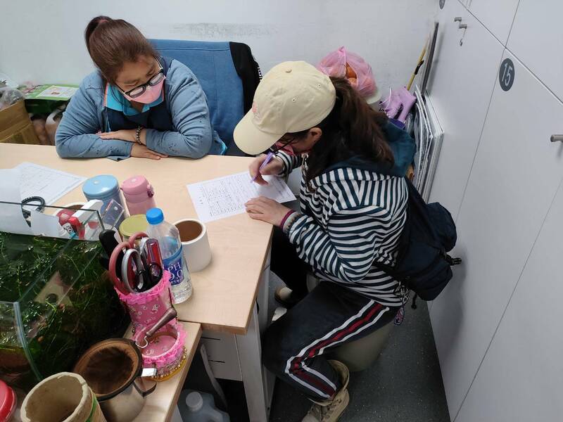 「新北市婦女及中高齡者職場續航中心」個案管理員協助小秦履歷健檢、盤點就業優勢與工作意願,確認求職目標