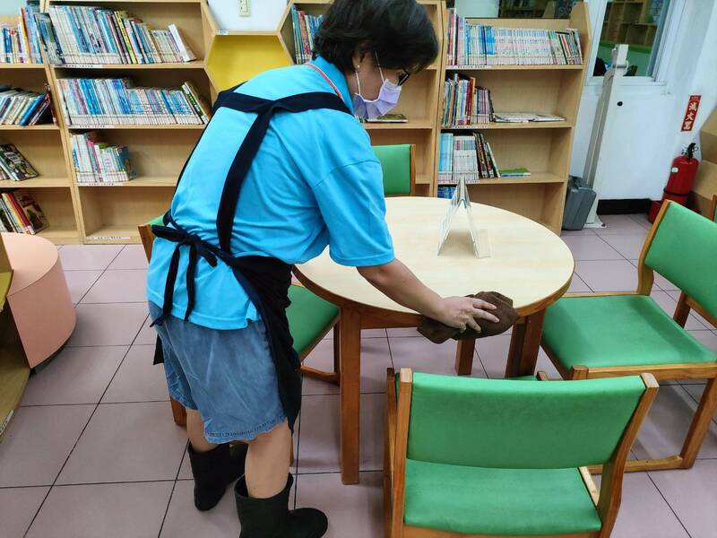 原在中國擔任餐飲展場銷售幹部的小秦,受疫情影響辭職返國,在新北市立圖書館擔任夜間清潔人員,白天可照顧