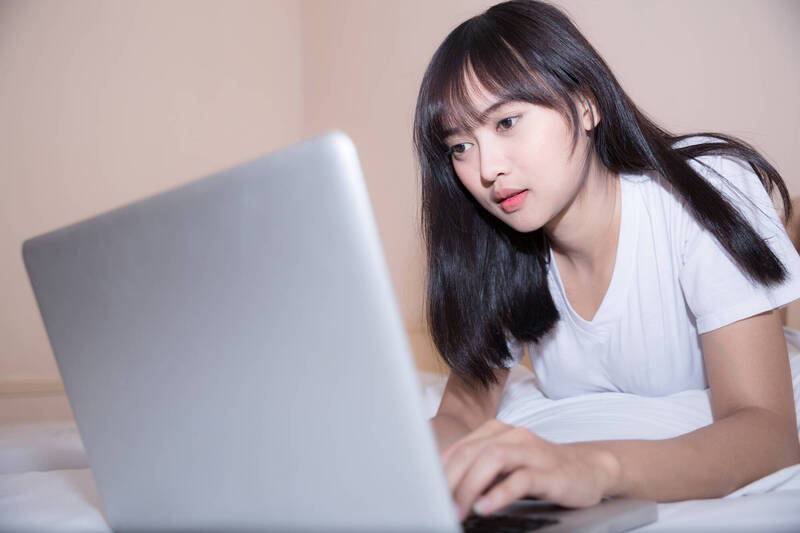 太少眨眼可能讓乾眼症找上門,醫師提醒,長時間專心用眼,每分鐘眨眼次數會降低,恐造成淚水補充不足等情形