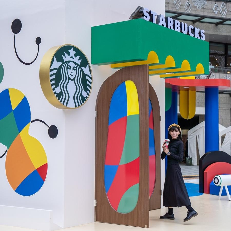 星巴克12月推出耶誕數位體驗活動,並於台北時代百貨2樓的夢廣場打造「奇幻咖啡小屋」。(圖/星巴克提供