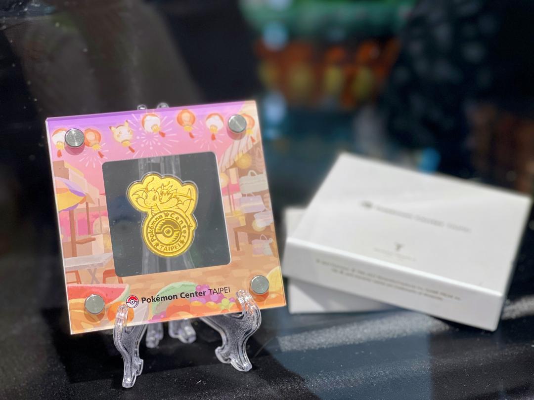 開幕紀念商品「純金徽標」附專用展示框,一個要價15萬元。(圖/記者郭宣暄攝)