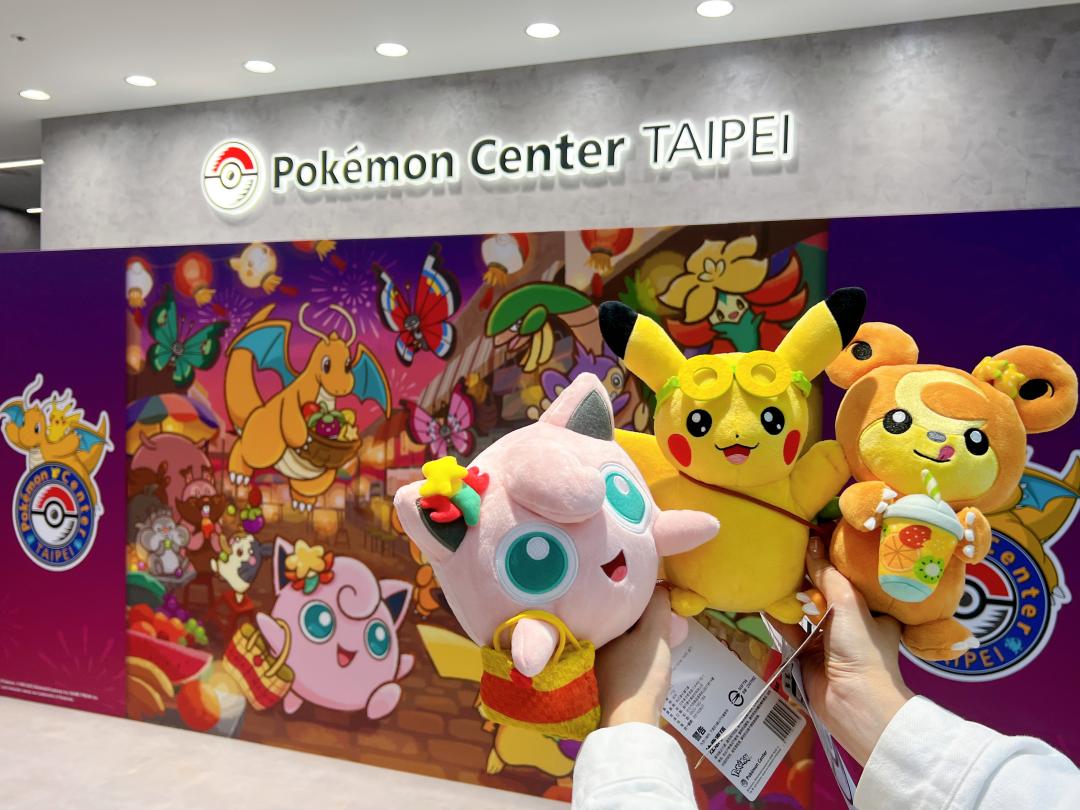 開幕紀念商品「胖丁、皮卡丘、熊寶寶」毛絨玩具,每個售價760元。(圖/記者郭宣暄攝)