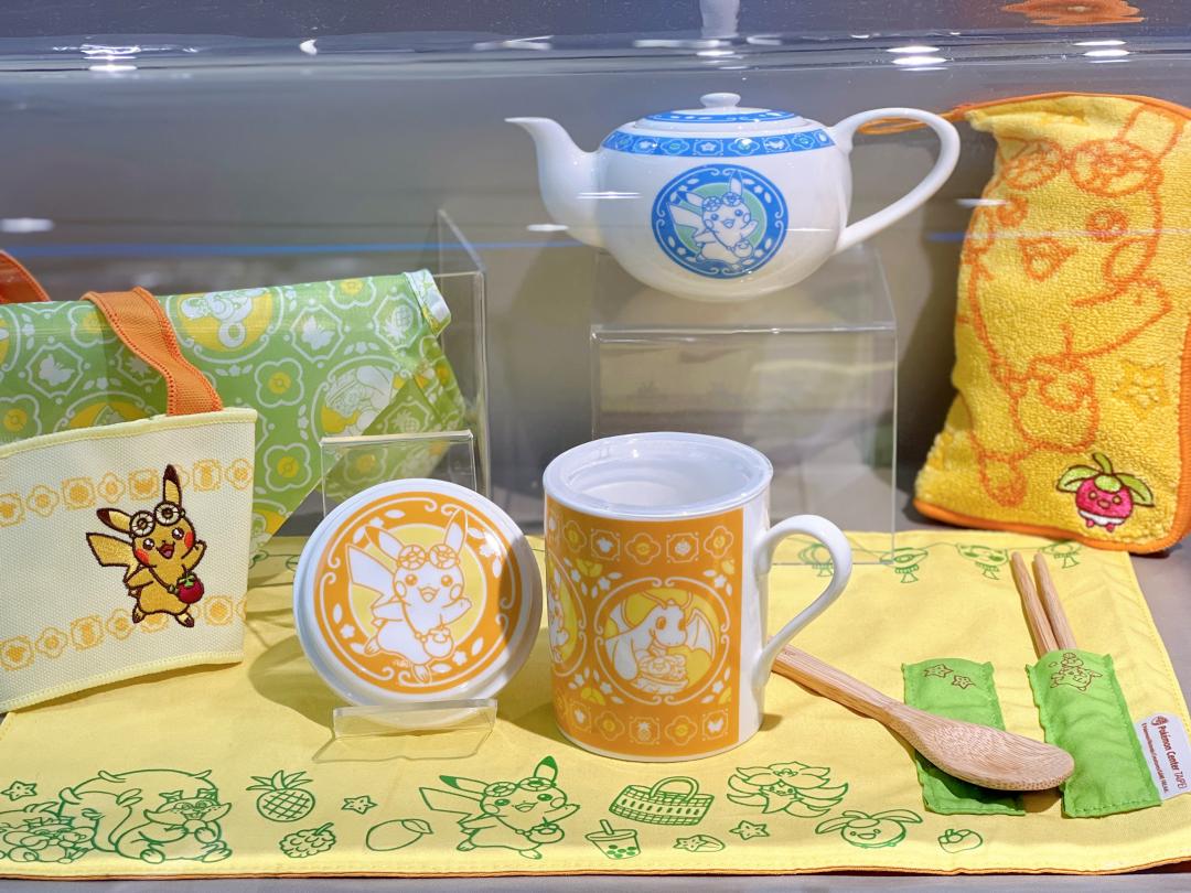 開幕紀念商品圖左起為杯套410元、附蓋濾茶杯700元、茶壺1,010元、餐墊餐具套組730元。(圖/