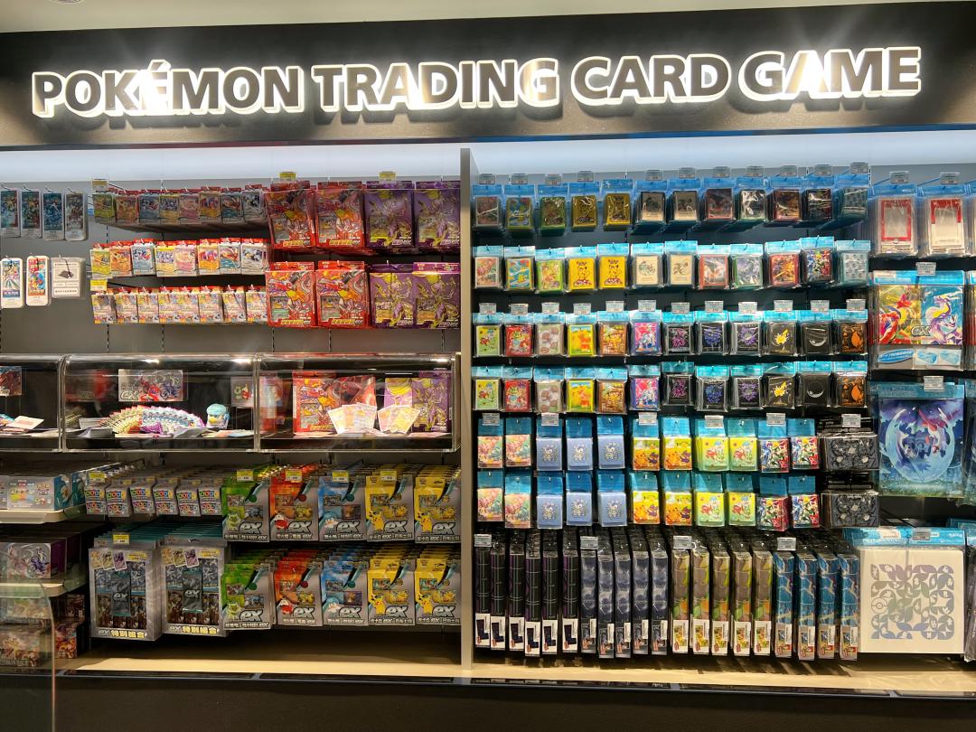 現場販售各式卡牌、卡套,吸引訓練家們購買蒐集,並設有寶可夢集換式卡牌遊戲的對戰區。(圖/記者郭宣暄攝