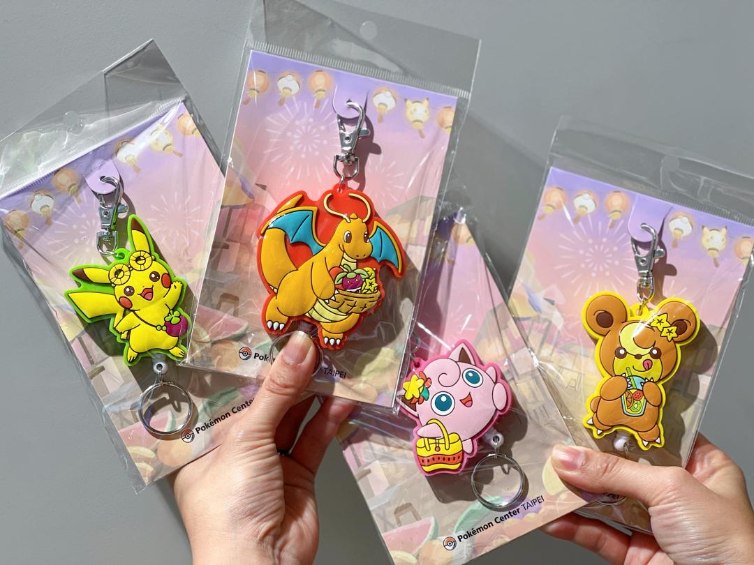 開幕紀念商品「皮卡丘、快龍、胖丁、熊寶寶」橡膠掛繩,每個240元。(圖/記者郭宣暄攝)