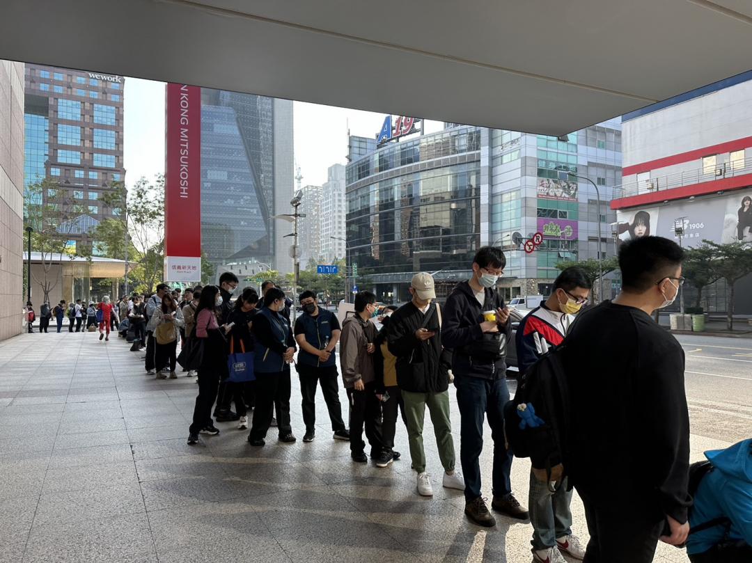 寶可夢中心12/8開幕,逾1500人排隊搶進場,從新光三越A11延伸至外面的白色耶誕樹,全排滿人。(