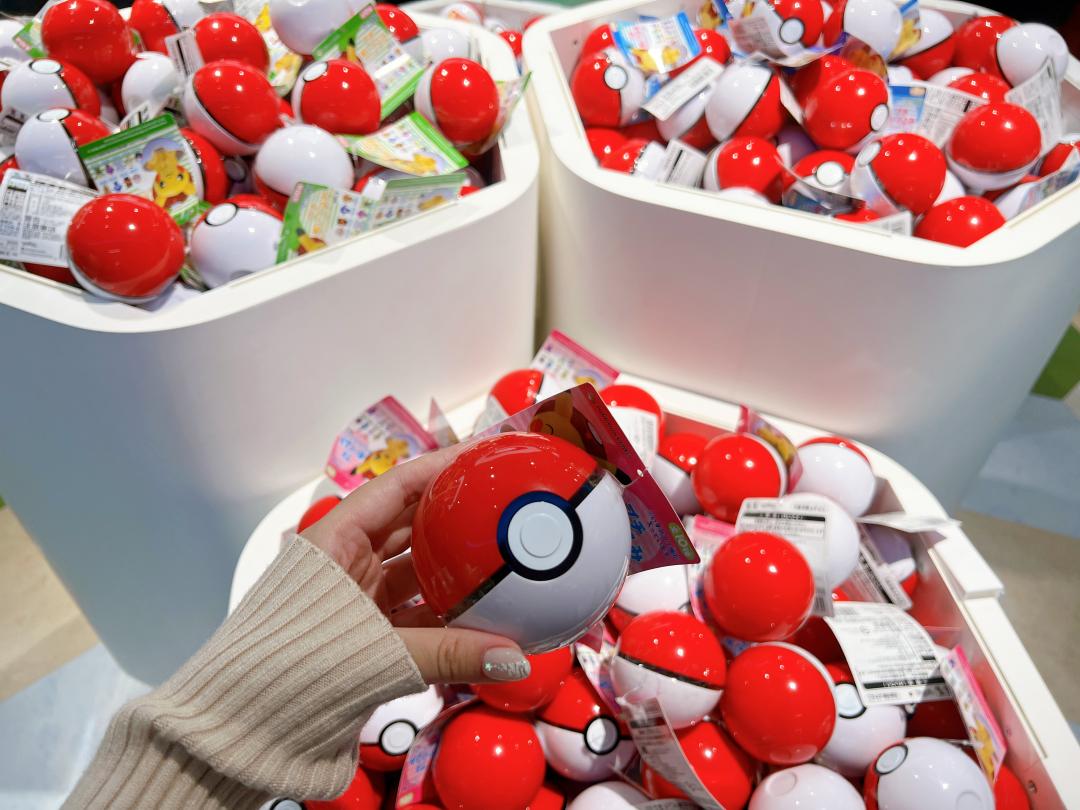現場還有販售精靈球,共有10種人氣角色隨機登場,體驗開盲球的樂趣。(圖/記者郭宣暄攝)