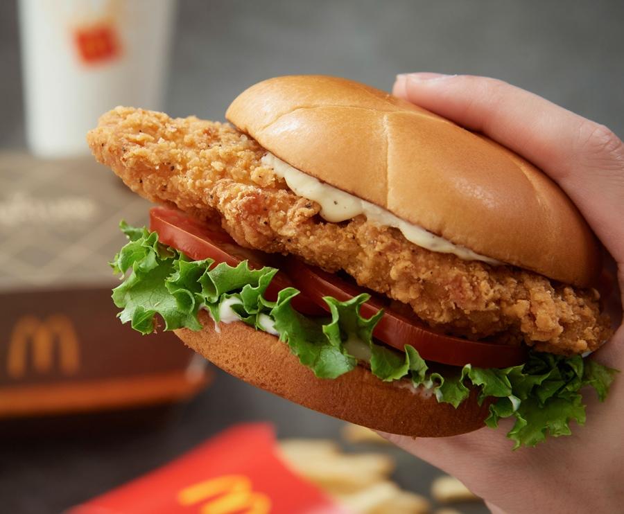 帕瑪森主廚雞腿堡,以最講究的「Buttermilk酪乳法」醃製重量級去骨雞腿排,酥炸後口感細嫩多汁。