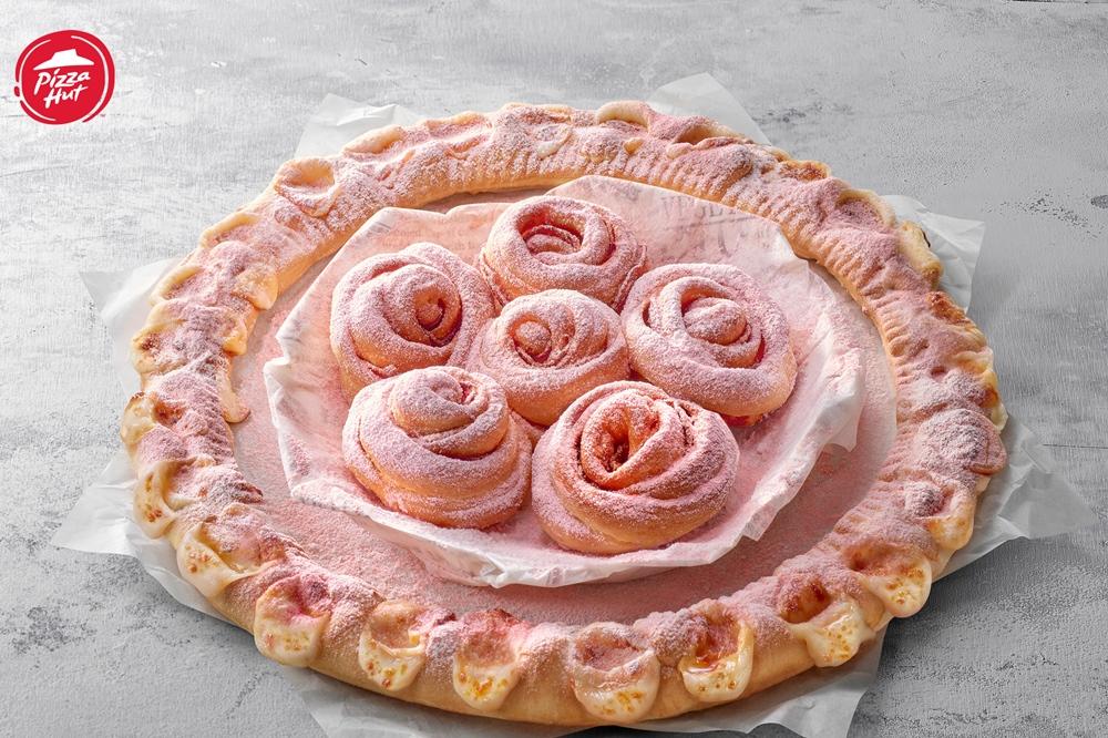 必勝客「粉愛你花圈比薩」由芝心圈圈和臘腸玫瑰比薩花組成。（圖／品牌提供）