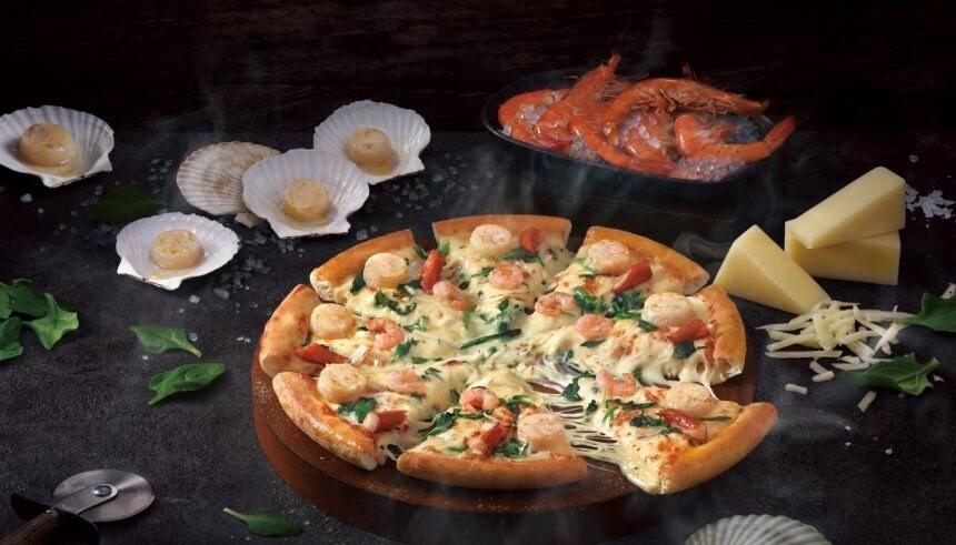 達美樂宣布推出全新「極致干貝海鮮」披薩，即日起至4/21購買「極致干貝海鮮」大披薩，外帶嚐鮮價一個只
