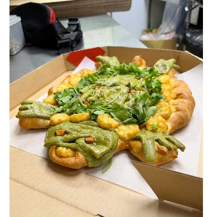 PTT上也有疑似必勝客員工貼出視作的草仔龜比薩實品，上面可看到一大圈滿滿的香菜。（圖擷取自PTT）