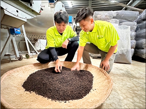 國立台北科技大學附屬桃園農工農場經營科畢業的謝丁凱（右）由長生製茶廠老闆林和春（左）指導學習製茶技巧