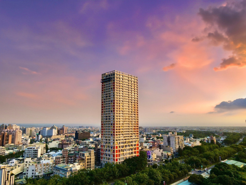 「嘉義福容voco酒店」插旗嘉市，樓高33層、地下5層，有370個房間，為目前嘉市最高的大樓。（嘉義