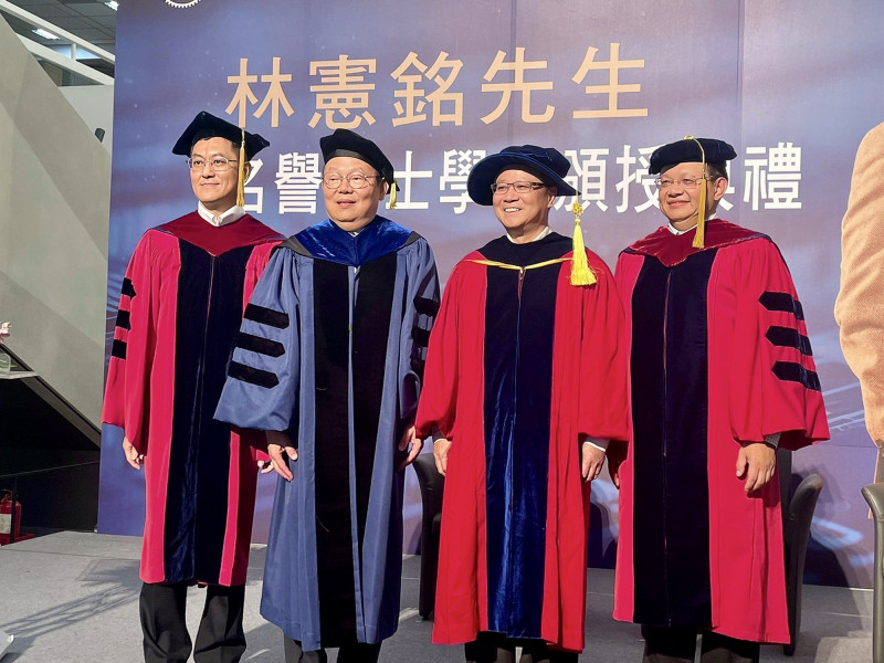 緯創董事長林憲銘（右2）今天在陽明交大光復校區獲頒名譽博士學位。（記者方韋傑攝）