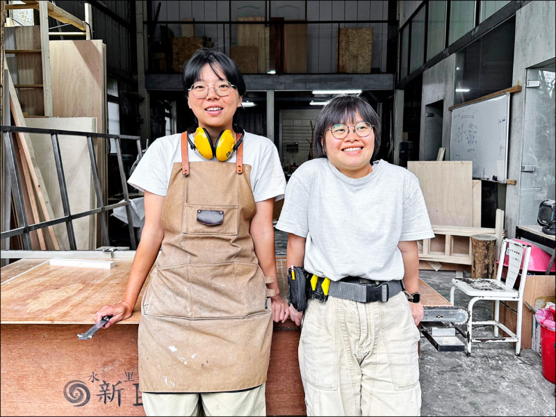 李玉琳（左）與邱品芸（右）職訓後共組「實實做木」成功創業。（桃竹苗分署提供）