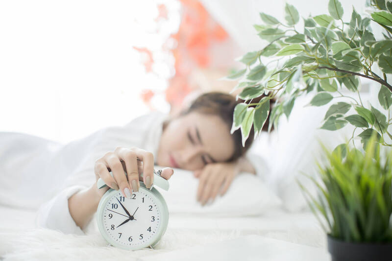醫師表示，通常會感覺到起床累得原因，主要是因為睡眠品質不佳、睡前飲食過量和熬夜所致；圖為情境照。（圖