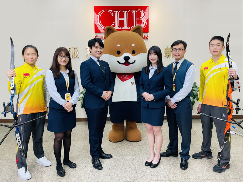 彰銀廣納優秀人才,擴大校園徵才500名,特別邀請彰銀射箭隊選手李彩綺(左一)、鄧宇成(右一)協助宣傳