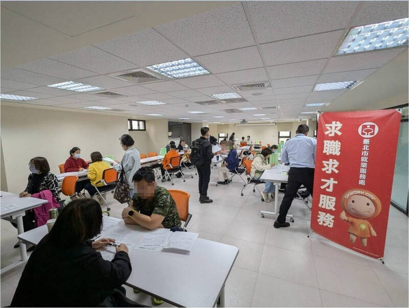 北市勞動局就業服務處3月10至3月14日邀集13家知名企業於各就服務站舉辦現場徵才活動,提供598個