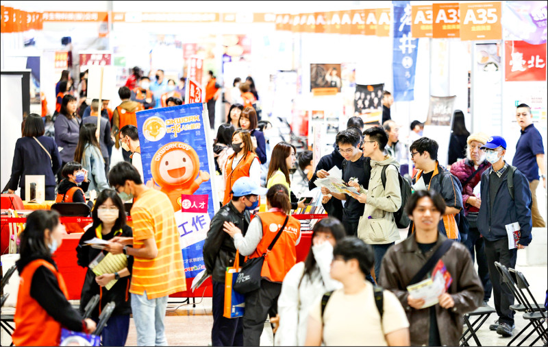 二○二四年青年勞工較二○一四年大減十.三萬人,首度跌破二百萬人。(中央社資料照)