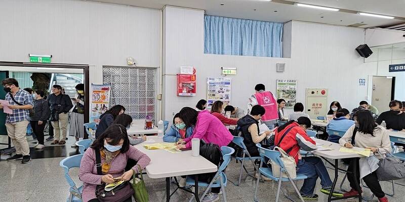 徵才活動現場邀請職涯老師協助民眾撰寫履歷,傳授面試技巧。(就業服務處提供)