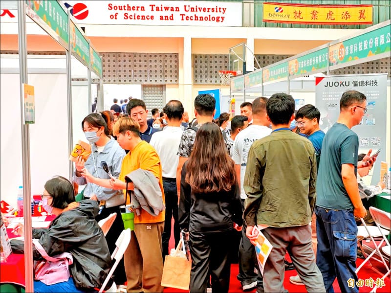 台南市大型就業博覽會,107家廠商釋出5432個職缺,求職人潮踴躍,場面熱烈。(記者吳俊鋒攝)