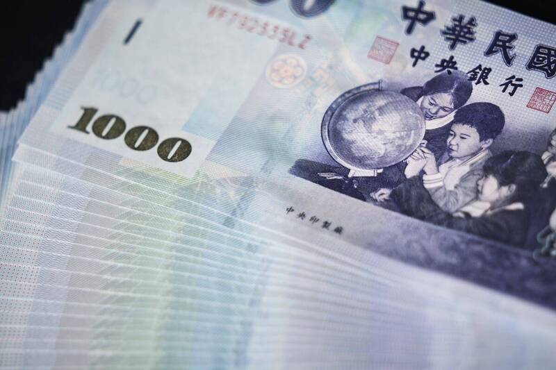 勞動部公布最新職類別薪資調查,航空駕駛員月薪最高。(彭博)