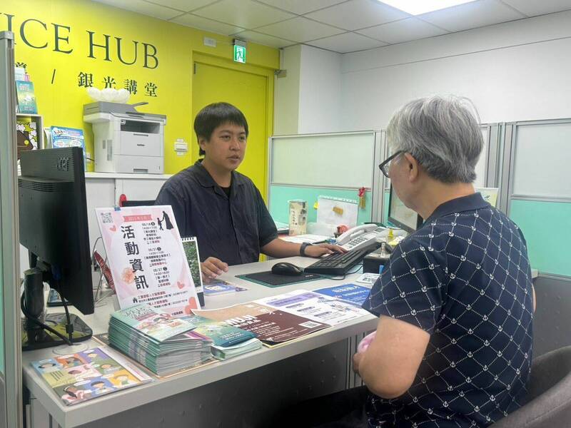 新北市在板橋、三重設立「婦女及中高齡者續航中心」及「銀髮人才服務據點」,逐年提升中高齡者及銀髮族的勞