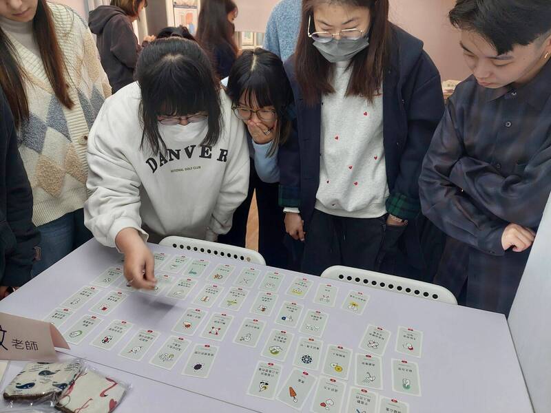 婦女職場續航中心運用牌卡進行職涯團體諮商。(圖由勞工局提供)