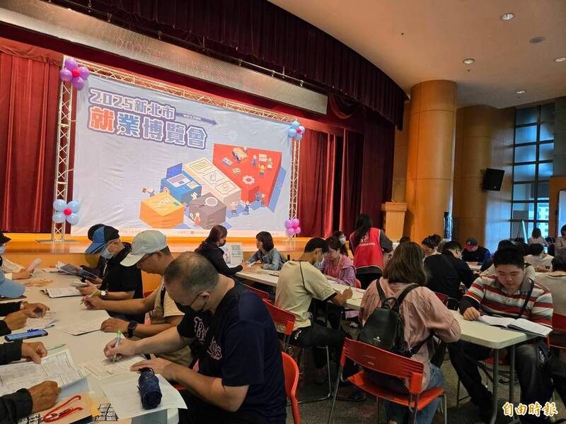 新北市政府今天在6樓大禮堂舉辦就業博覽會。(記者賴筱桐攝)