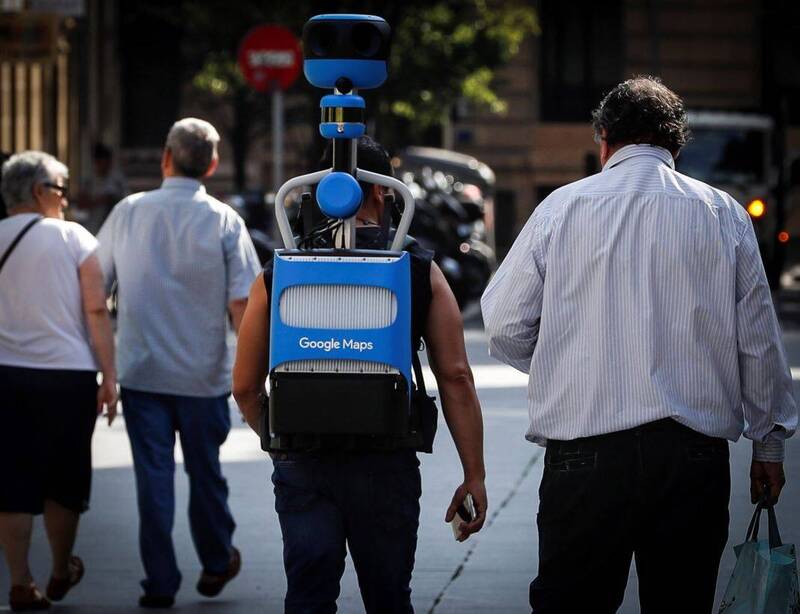 Google Maps員工需徒步拍攝街景收集圖片。示意圖。(法新社)