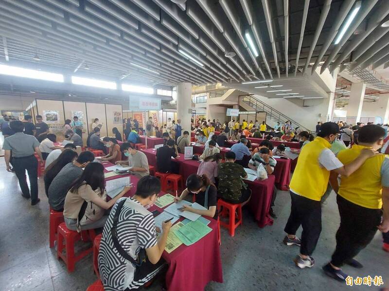 南投縣每年舉辦就業博覽會,均吸引大批求職民眾,現場填寫履歷專區座無虛席。(資料照)