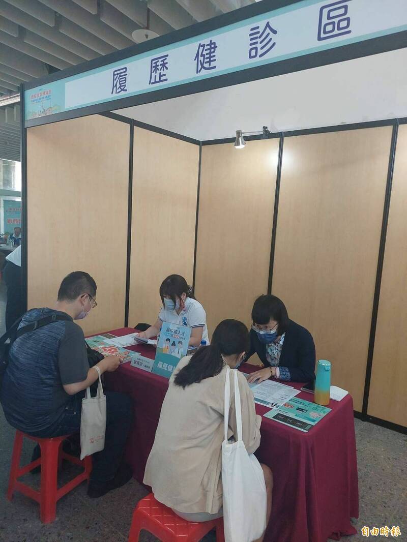 2025年南投縣就業博覽會,現場將安排履歷健診師,協助求職者打造更具吸引力的履歷。(資料照)