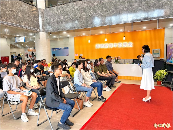 今年畢業季上路的「屏青實習超有薪」計畫,提供實習平台,讓青年畢業即就業。(記者羅欣貞攝)