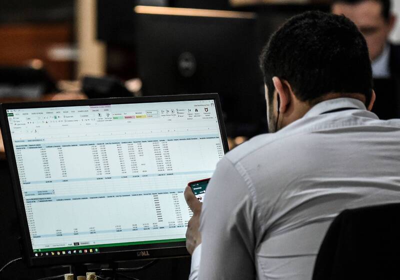 《FinanceBuzz》整理10個年薪至少6.7萬美元的遠端入門工作。(示意圖,法新社)