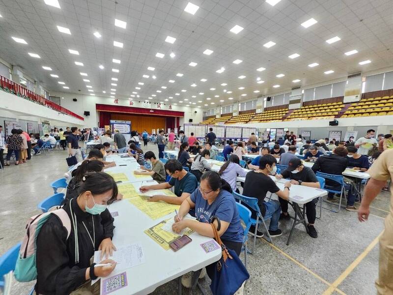 高雄大型徵才活動登場,最高月薪上看8萬,逾1500職缺求才。(圖由高市勞工局提供)