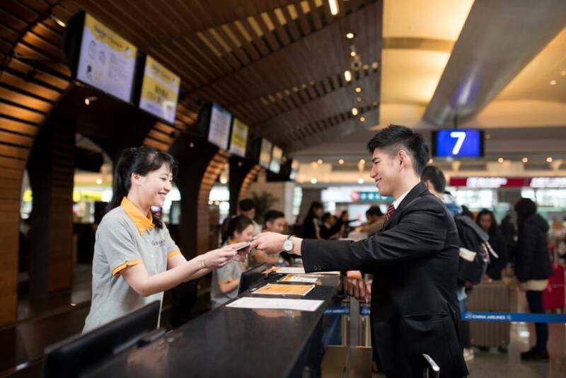 台灣虎航招募商務機師及運務員。運務員工作包括旅客報到服務、登機門作業、協助旅客諮詢等。(台灣虎航提供