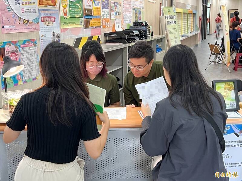 如何在求職應徵中脫穎而出,讓人留下好印象,職場專家建議運用4個重要的肢體語言,可做為求職者勝利的必殺