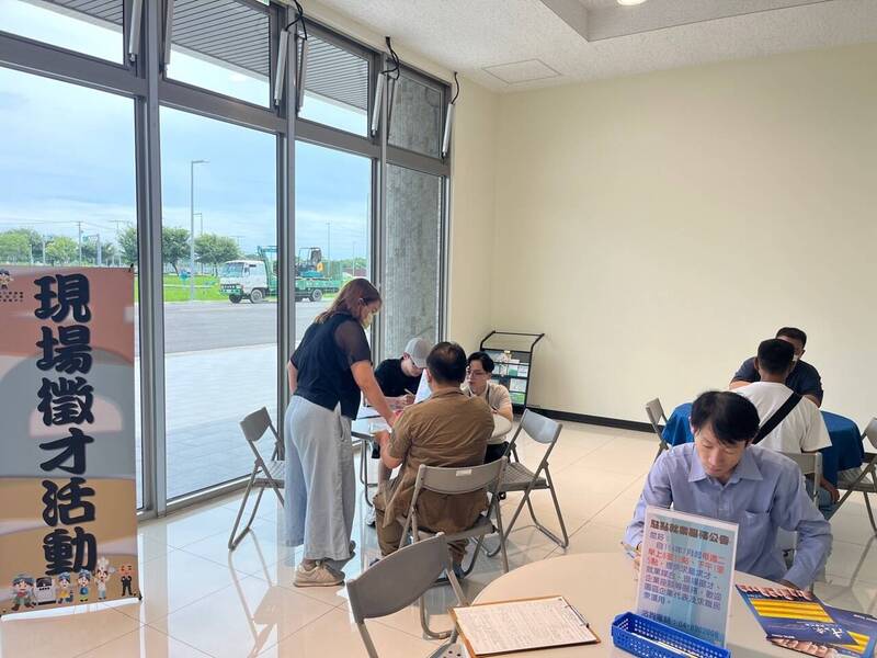 從今年7月開始,員林就業中心固定每週二在中科二林園區服務中心定點駐點,協助廠商徵才媒合,8月26日將
