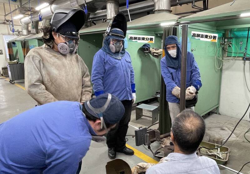 綜合銲接班提供電銲、氬銲等多項技術指導。(高屏澎東分署提供)