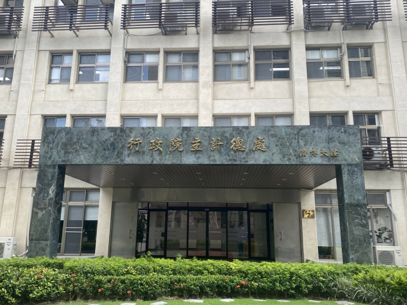 主計總處公布上半年實質經常性薪資年增1.04%,為近5年同期最大增幅。(記者鄭琪芳攝)