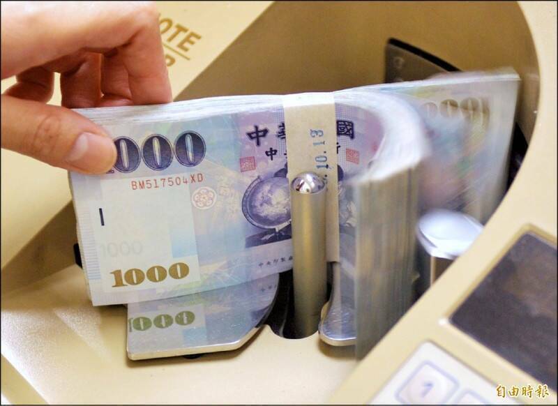 只要年滿60歲,不論你已經退休、領取勞保,或仍在職工作,都可以申請勞退退休金。(示意圖,資料照)