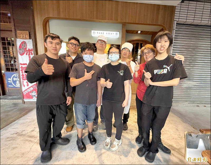 小滬春餐廳雇用多名身心障員工,穩定就業。 (記者蔡淑媛攝)