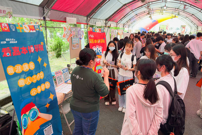 嘉市吸引青年穩定就業,為今年到職員工提供每人每月3000元獎勵金。(嘉義市政府提供)