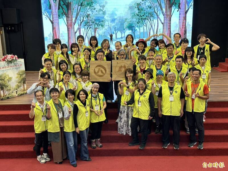 林業保育署培訓的第二批森林療癒師達55位,不少芳療師、瑜珈師、登山家等斜槓加入森療產業行列。(記者