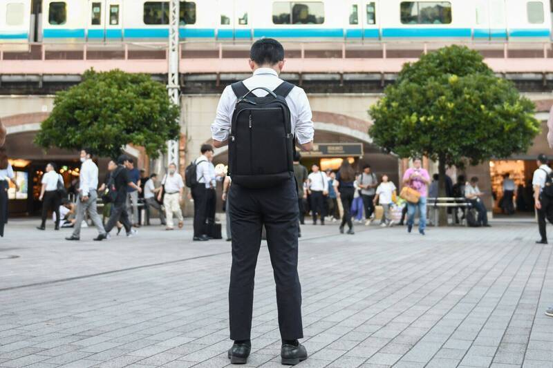 部分勞工擔憂,勞保中斷會讓年資歸零。根據現行規定,勞保年資不會因中斷而消失,但也無法補繳保費以補登中