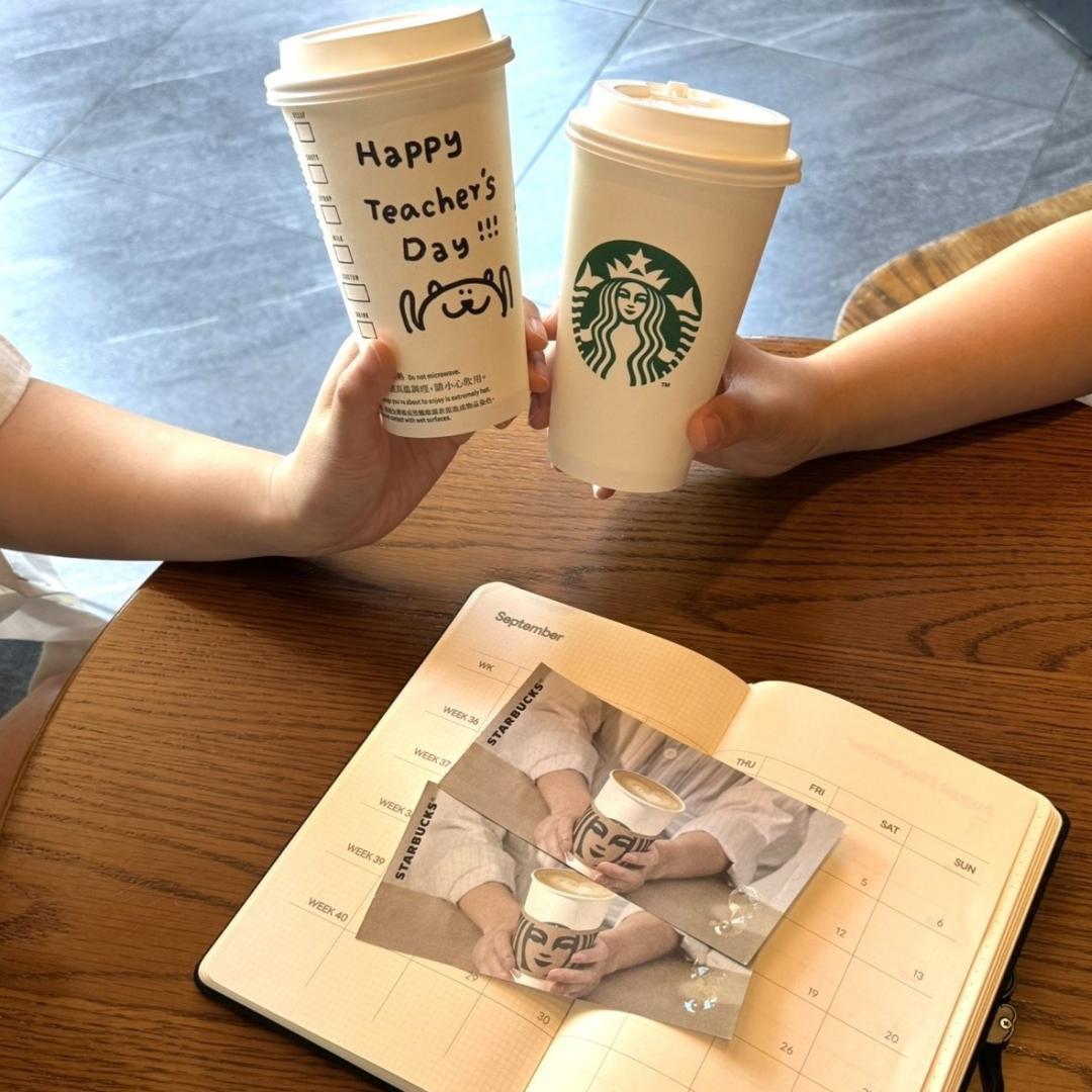 星巴克推出買一送一優惠,邀大家用一杯溫暖好咖啡向老師說聲「您辛苦了」。(圖/業者提供)